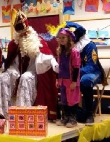 Eline vertelt een mop aan Sinterklaas